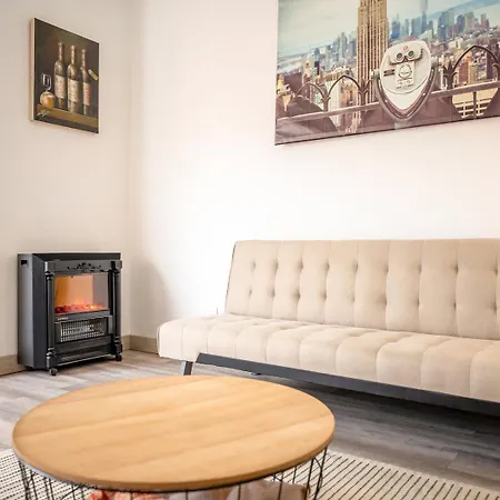 Sunny Flat 5min Stroll To The