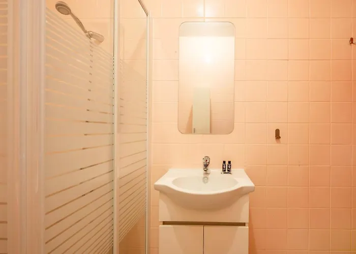 Sunny Flat 5min Stroll To The