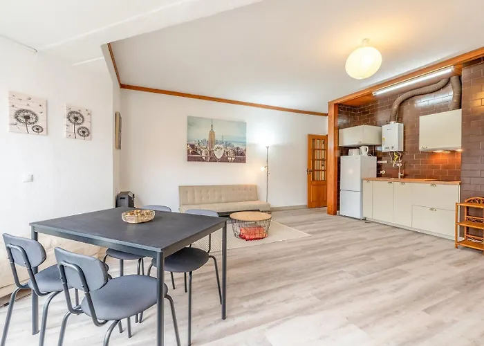 Sunny Flat 5min Stroll To The