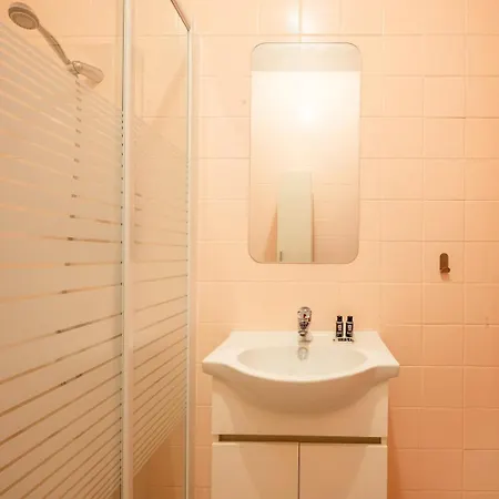 Sunny Flat 5min Stroll To The