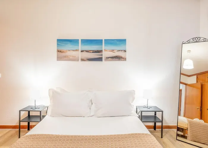 Sunny Flat 5min Stroll To The *